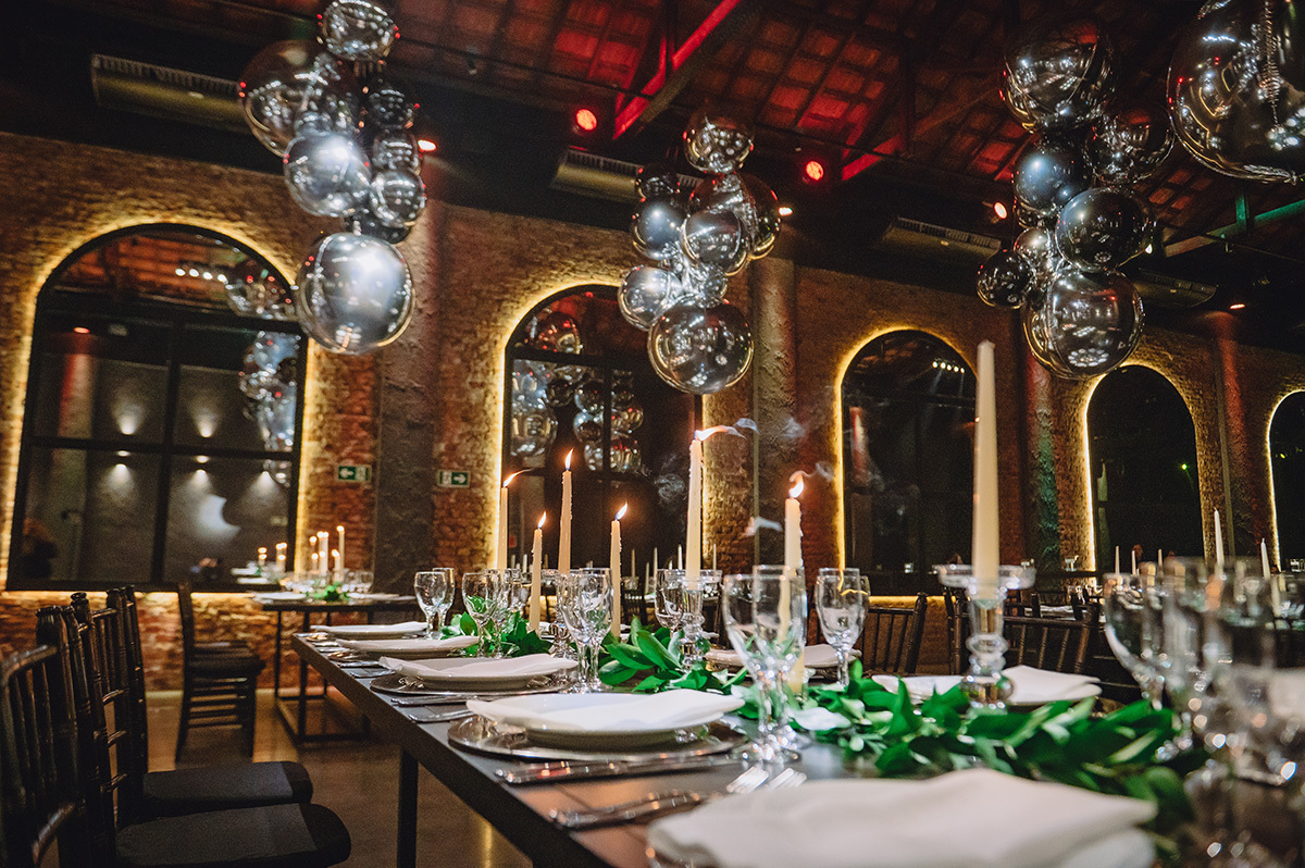 Foto mostrando o ambiente da festa, com velas acesas e mesa posta