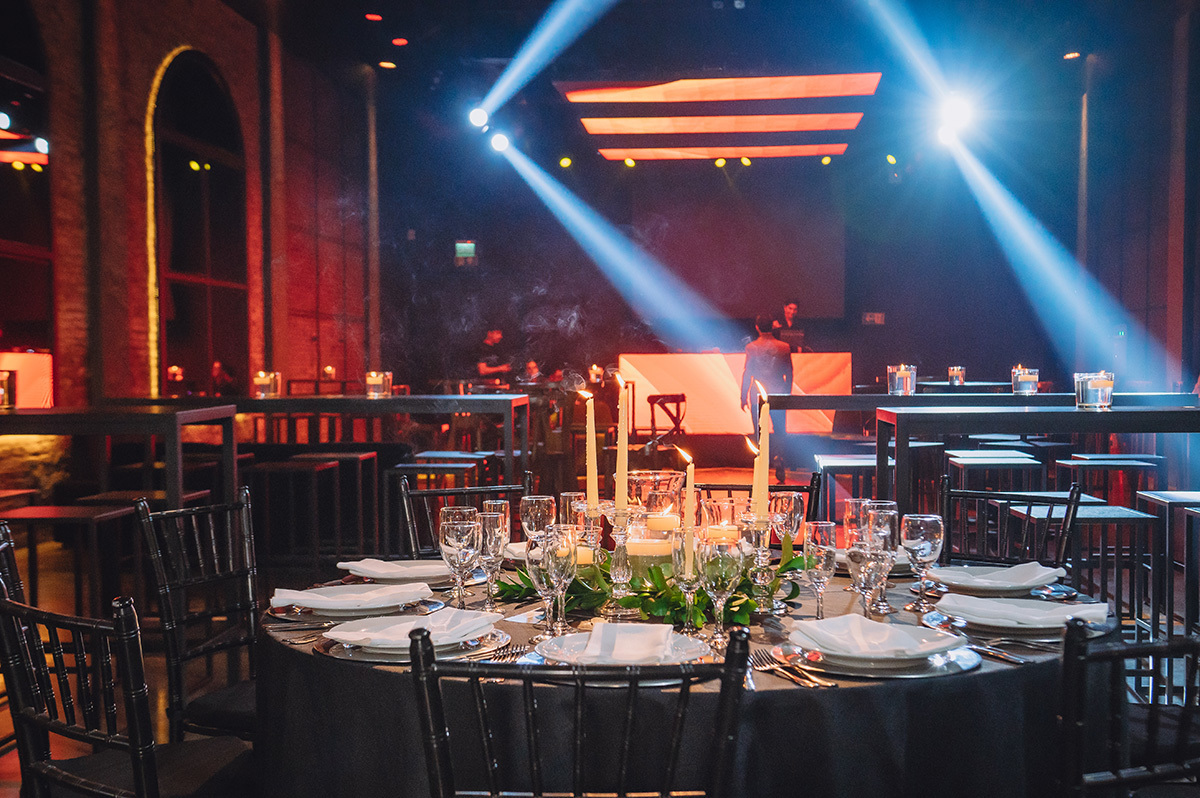 Mesa posta da festa com luzes do Dj ao funfo