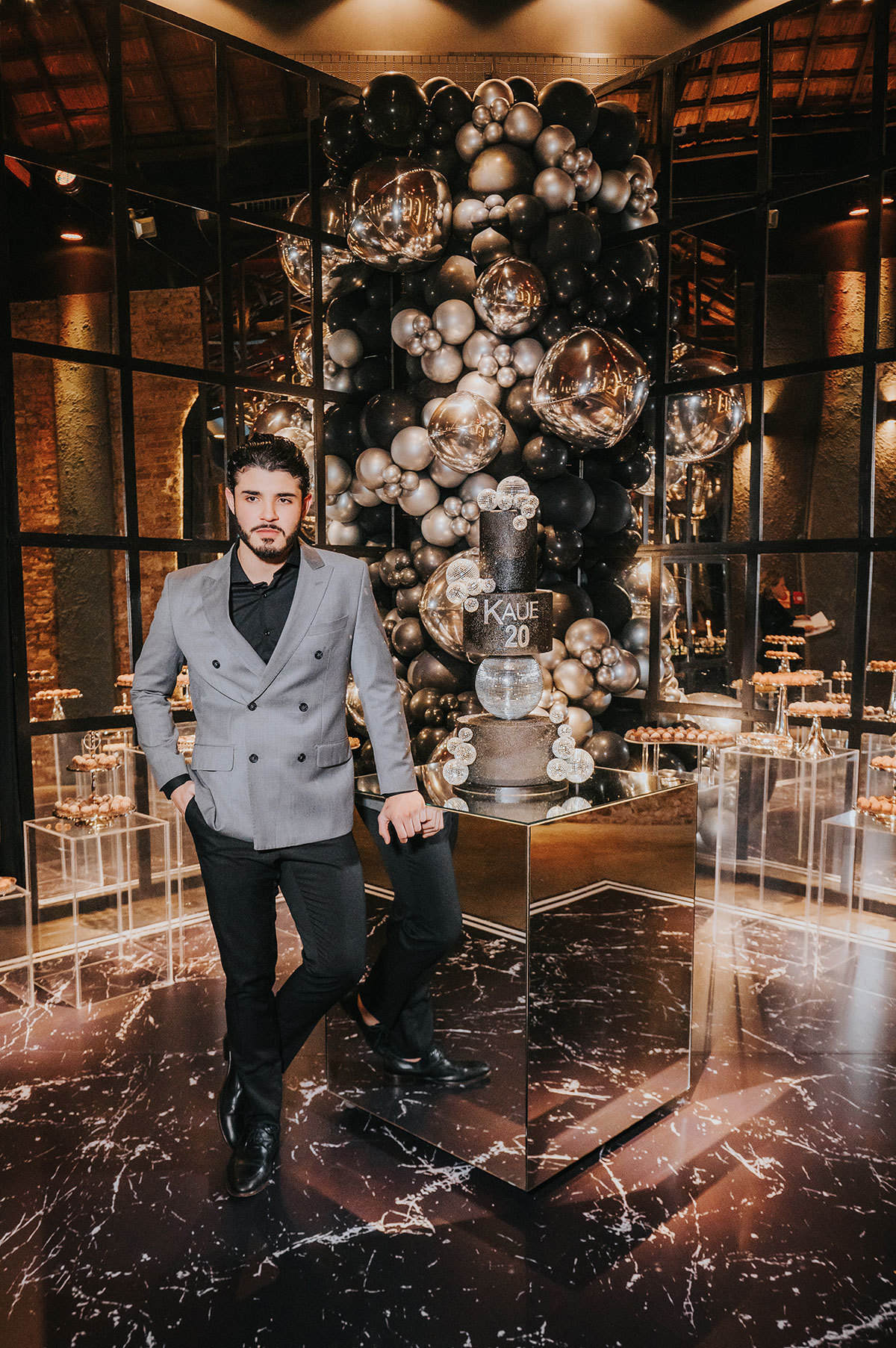 Foto do Kaue do lado do bolo
