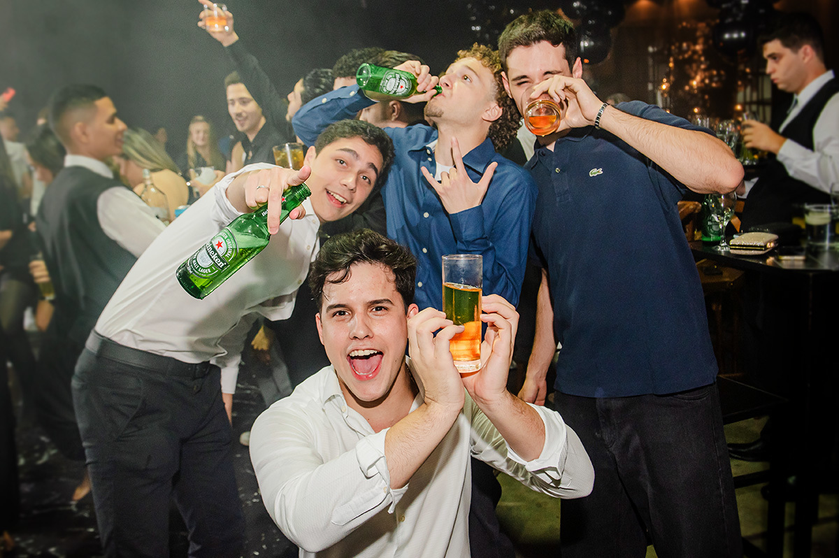 Galera reunida bebendo