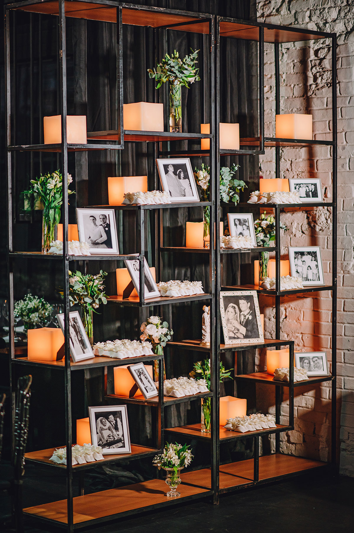 Decoração com fotos das famílias do casal