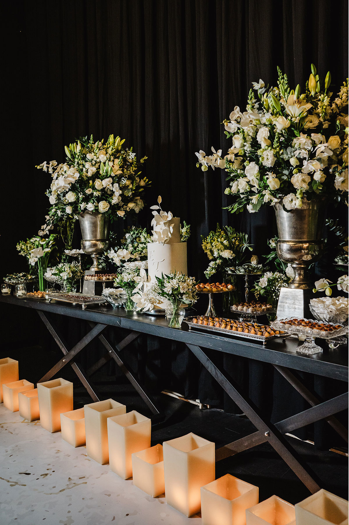 Foto da mesa linda de doces com flores brancas