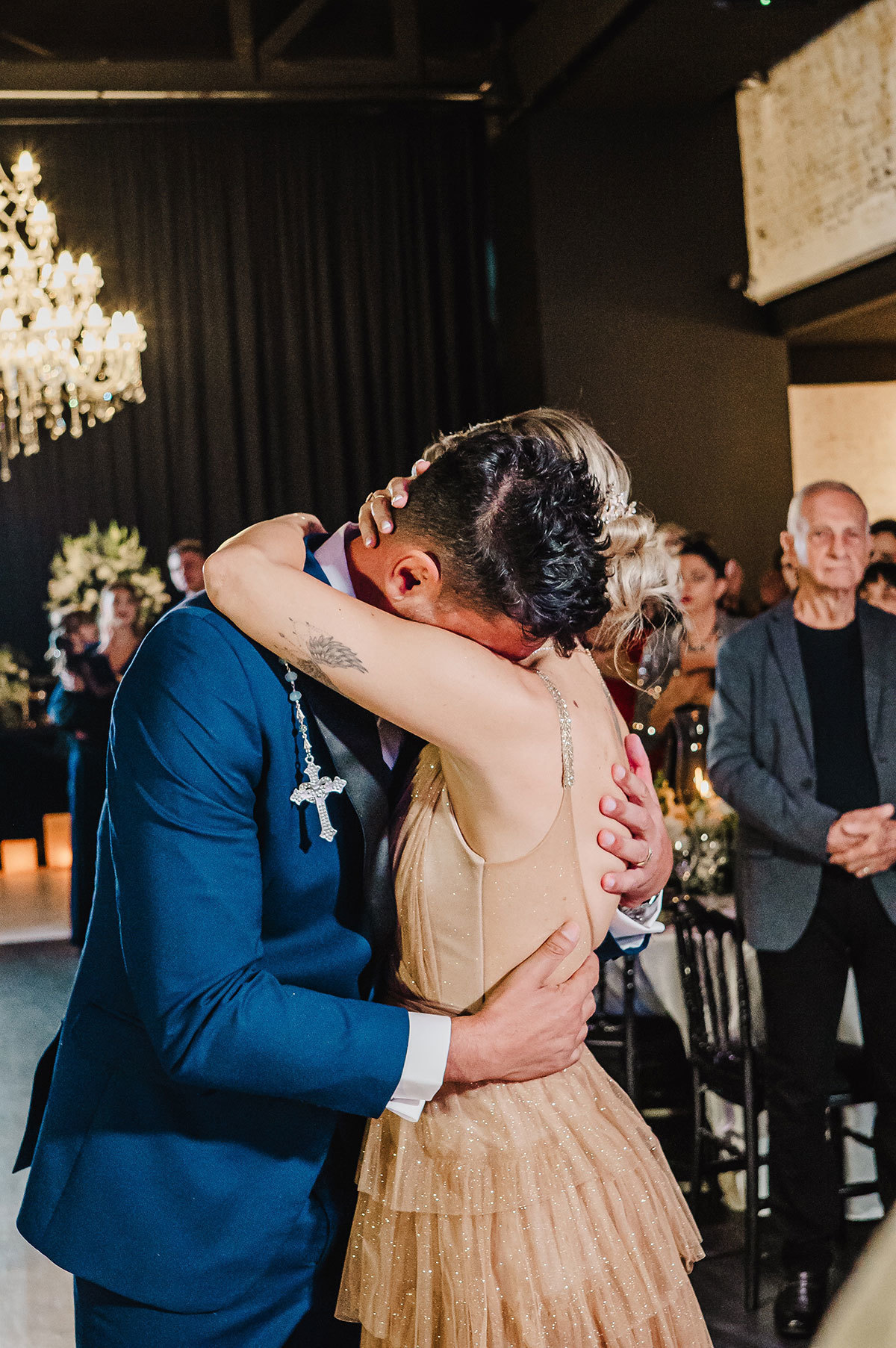 Casal se abraçando emocionados