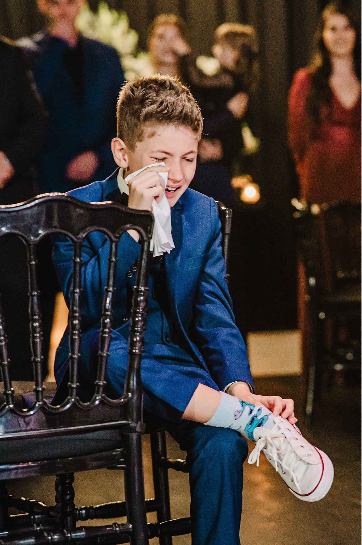 criança chorando de emoção na bodas de cristal dos pais