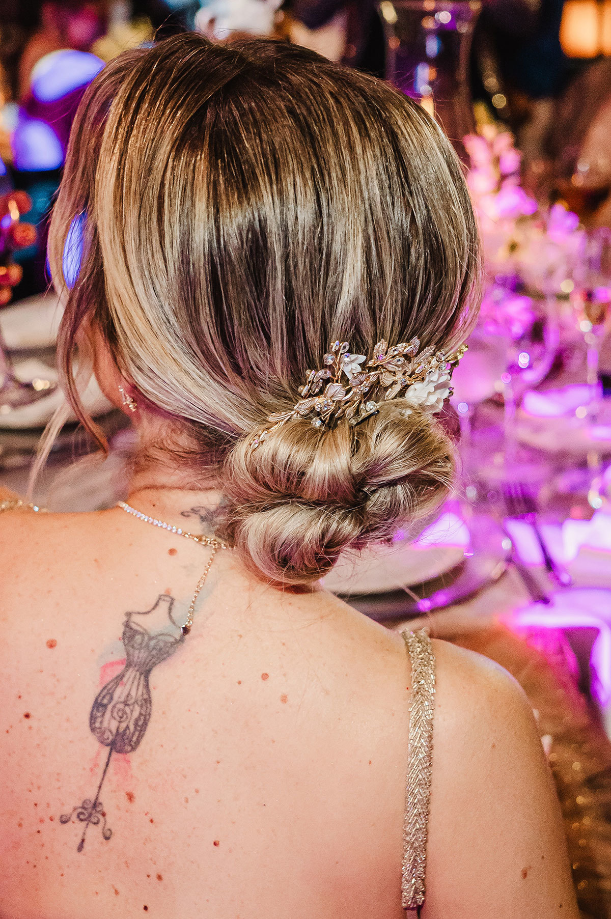 Foto de tatuagem de bailarina nas costas da noiva