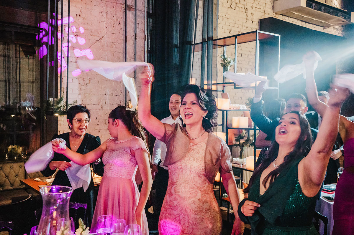 os convidados balançando os lenços 