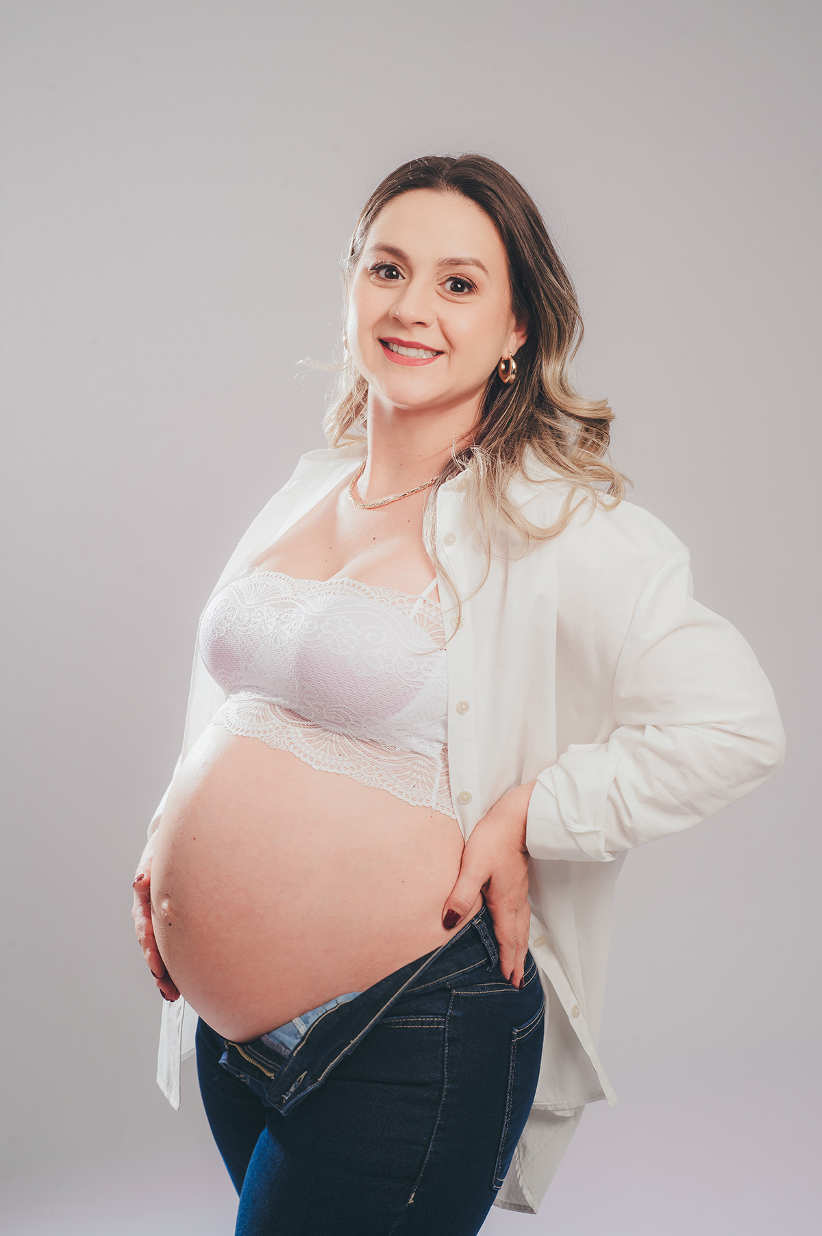 fotogrfia de gestação, a mãe com roupa branca