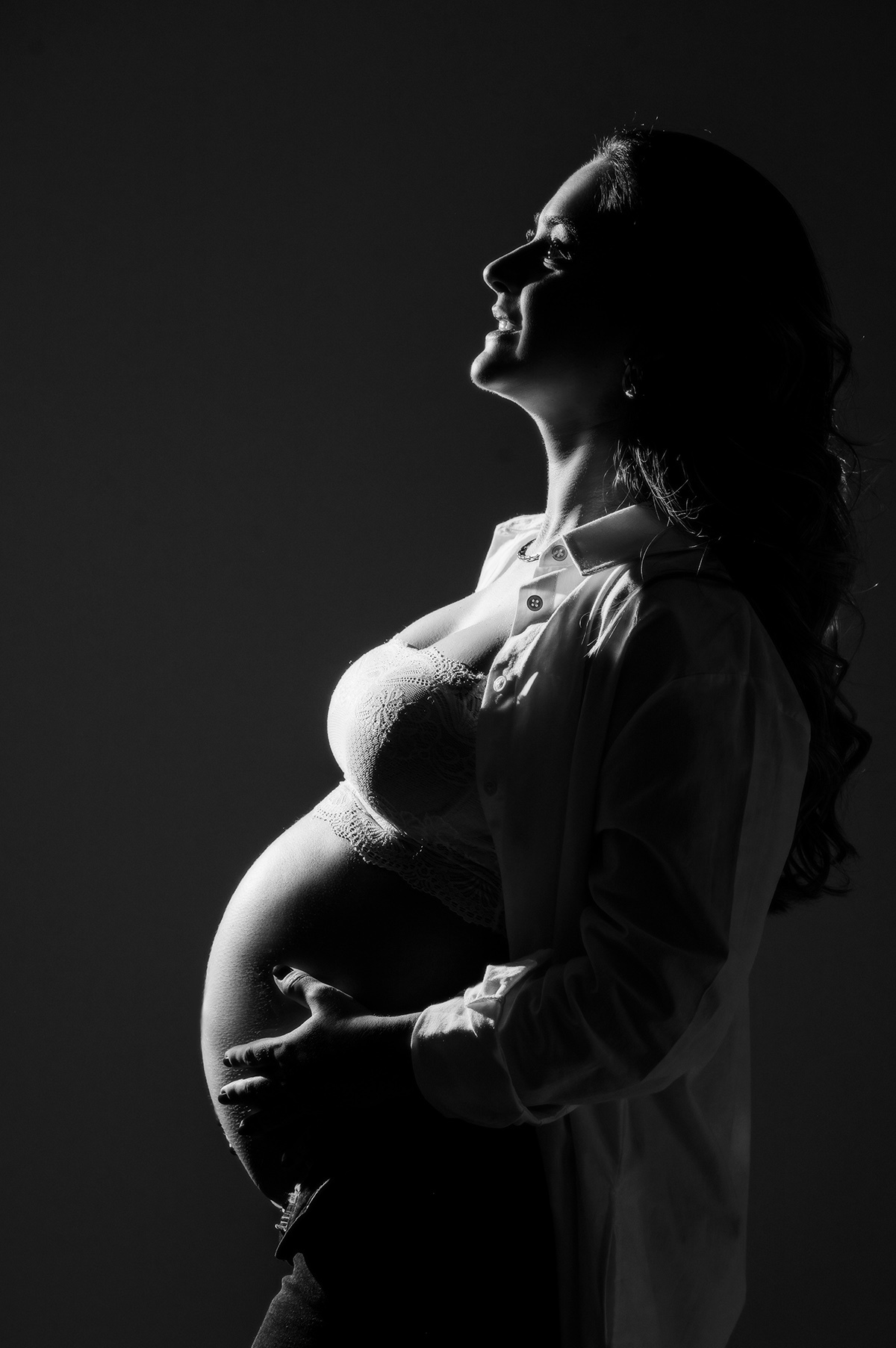 foto de silhueta da gestante em estúdio