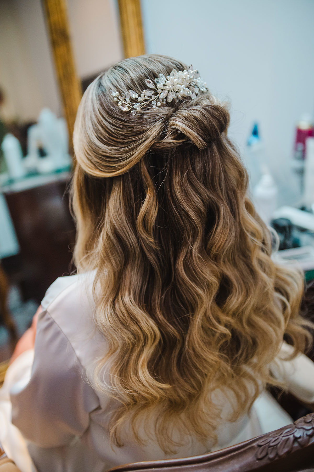 Foto da noiva de costas mostrando a grinalda