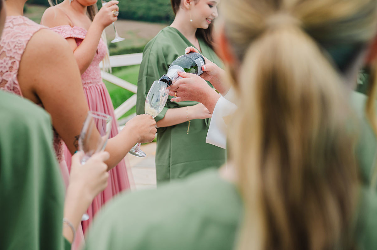 Noiva colocando espuam na taça