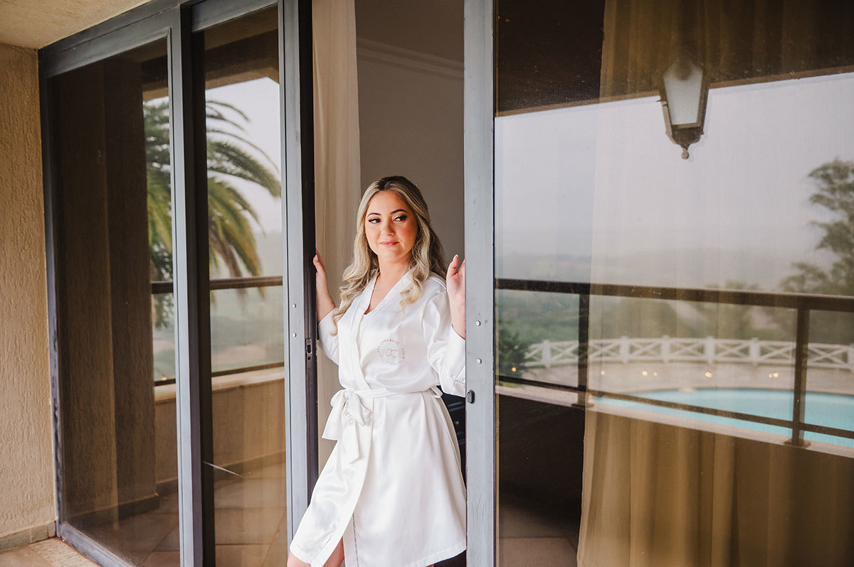 foto da noiva com reflexo da piscina