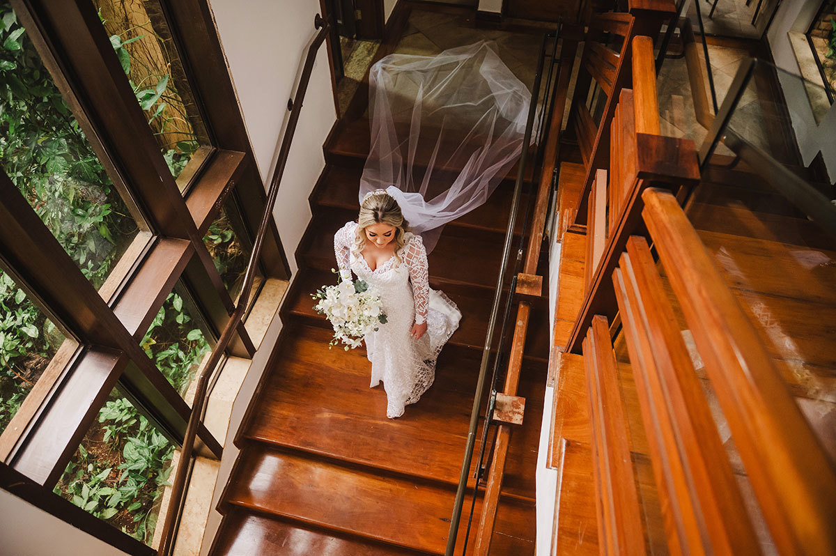 A noiva pronta descendo as escadas do Ballroom Moress 