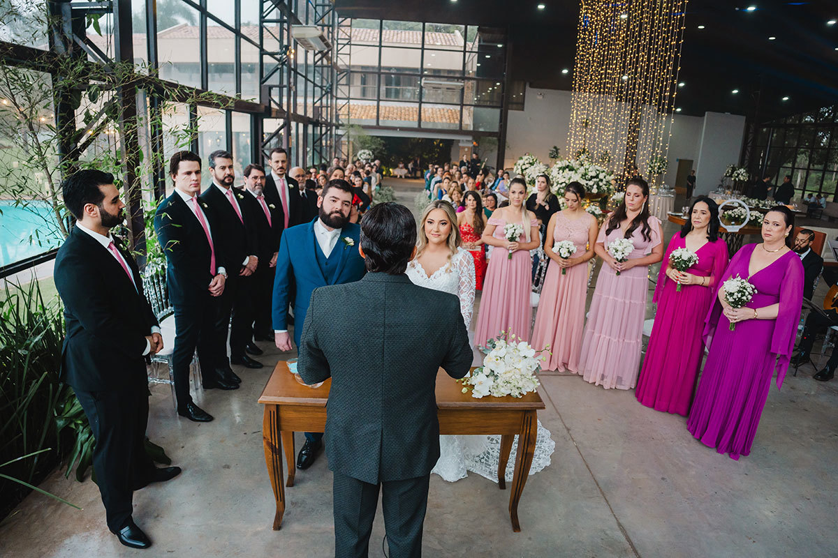 Foto aberta mostrando toda a cerimônia de casamento no ballroom Moress