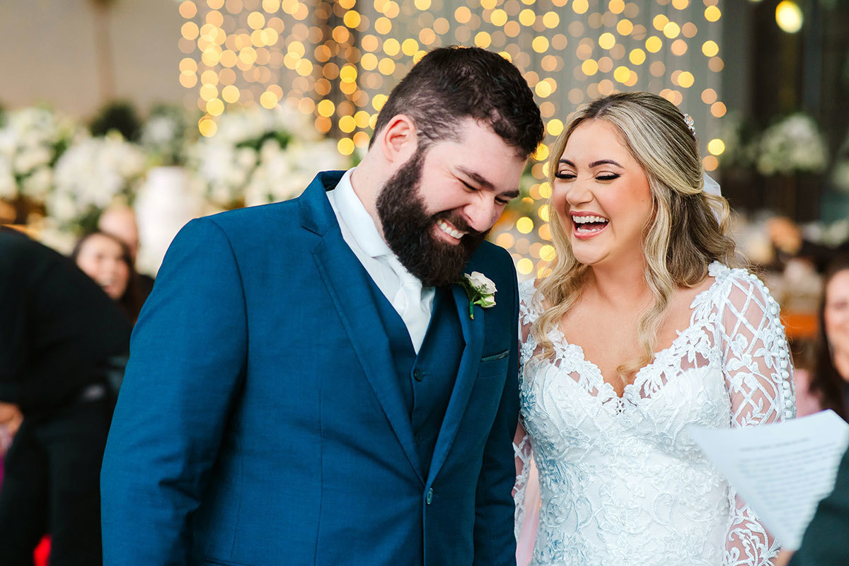 Noivos sorrindo durante a cerimônia