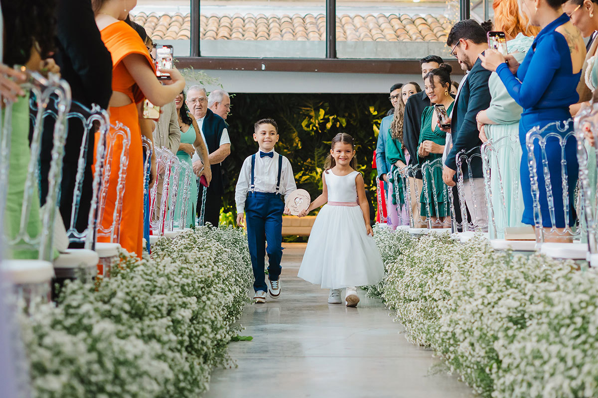 a daminha e o pajem entrando com as alianças
