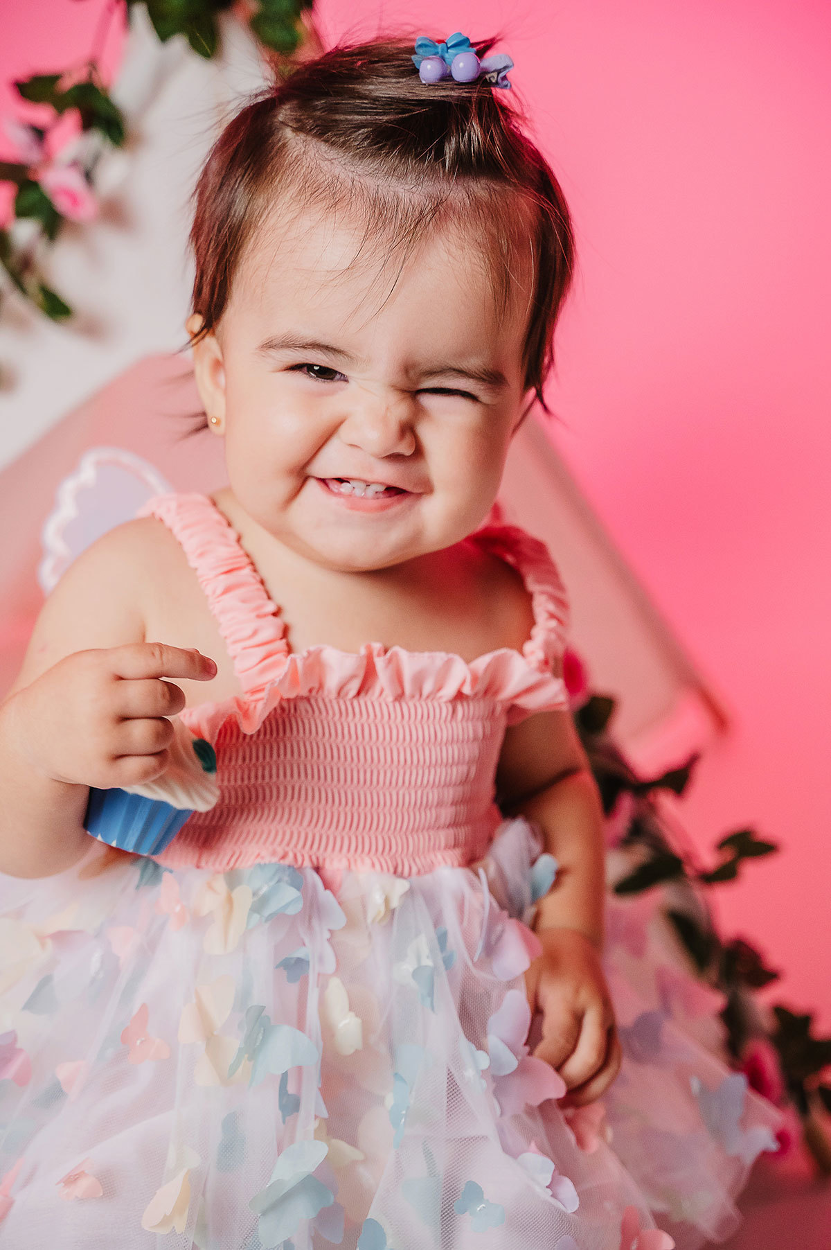 Ensaio infantil em estúdio com fundo rosa e cabaninha