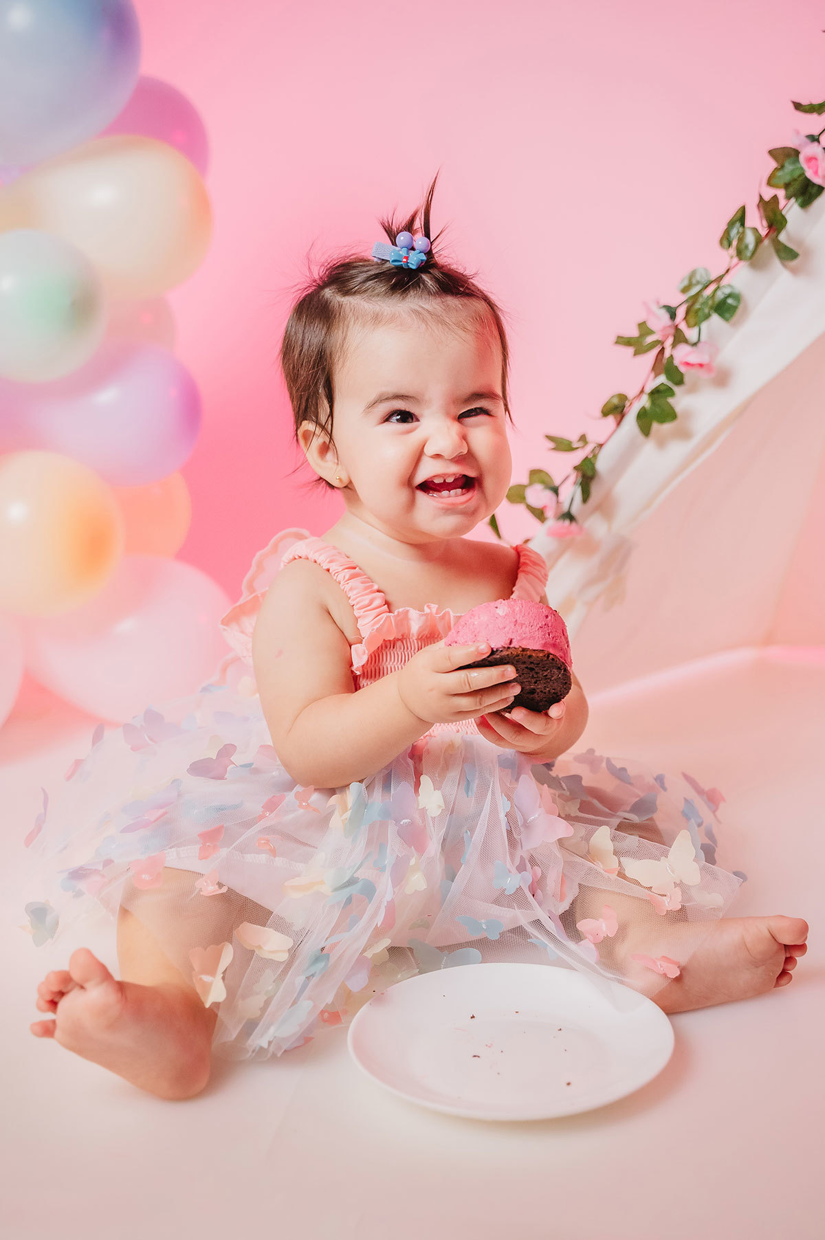 A criança segurando um bolinho