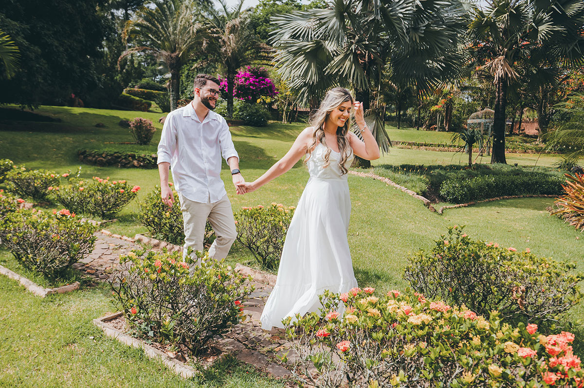 Noivos andando pelo Eden garden