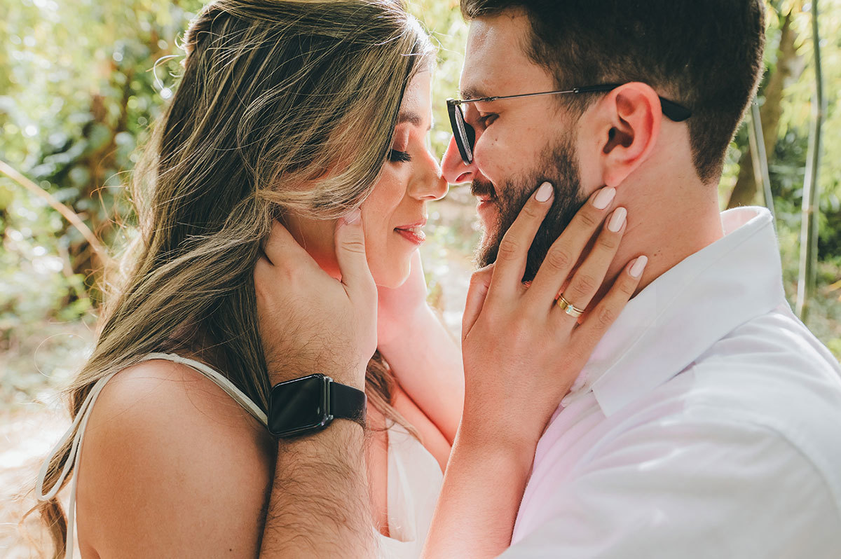 Noivos em um momento de carinho, mãos no rosto um do outro