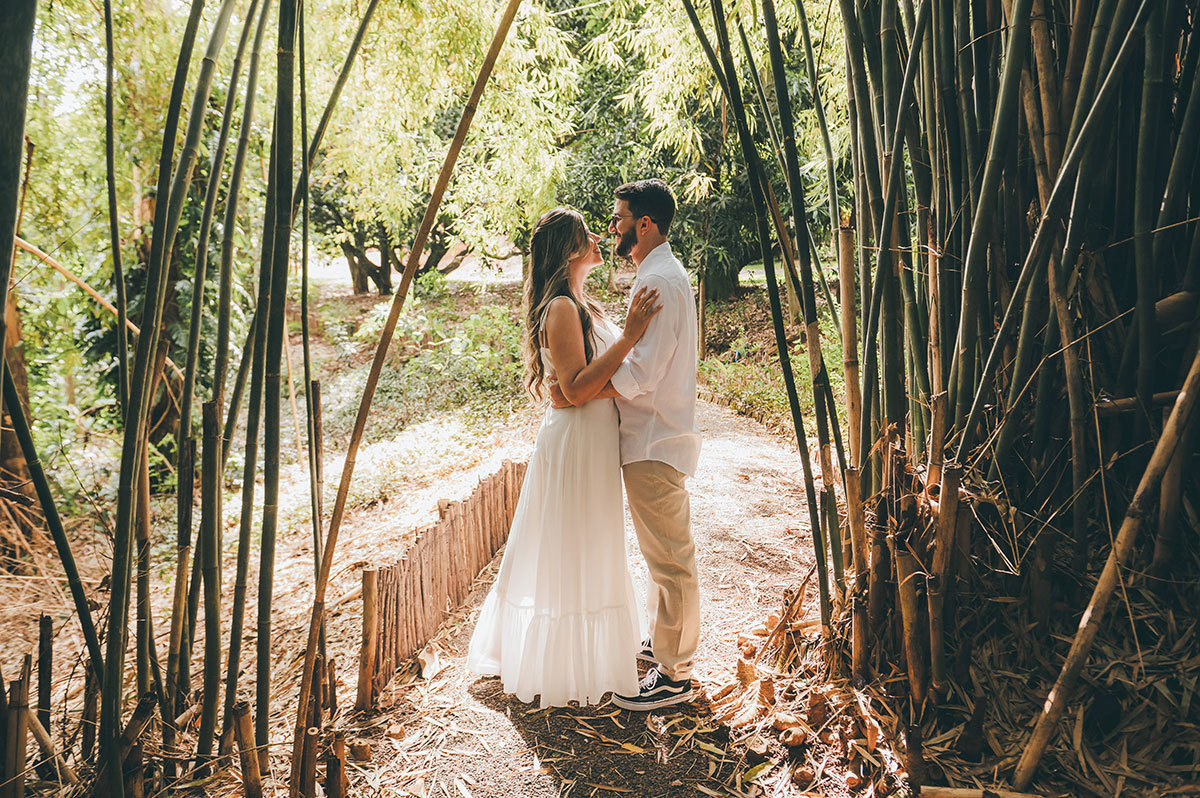 Ensaio dos noivos entre bambusal