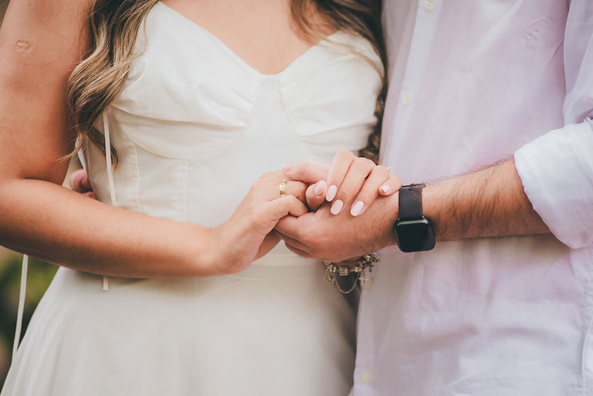 Noivos de mãos dadas