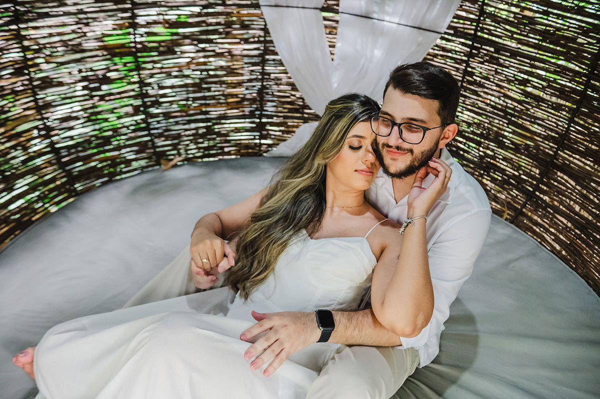 Noivos abraçados na cabana
