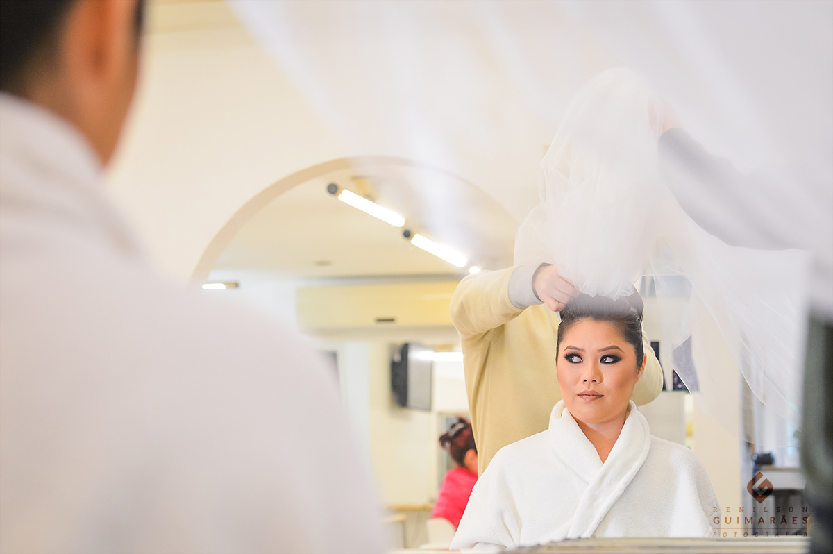 Colocando o véu da noiva Michele