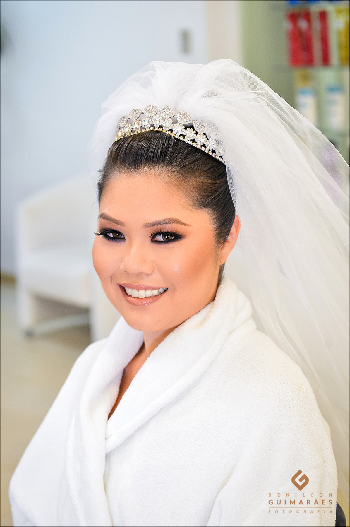 A noiva com a maquiagem pronta.