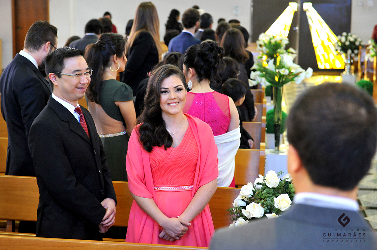 Os padrinhos descontraindo o noivo
