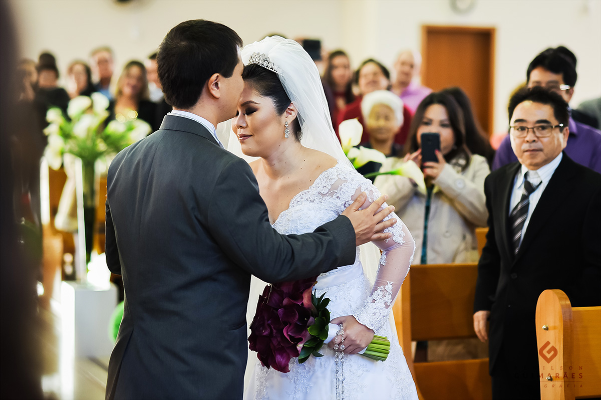 o noivo recebe a noiva na igreja