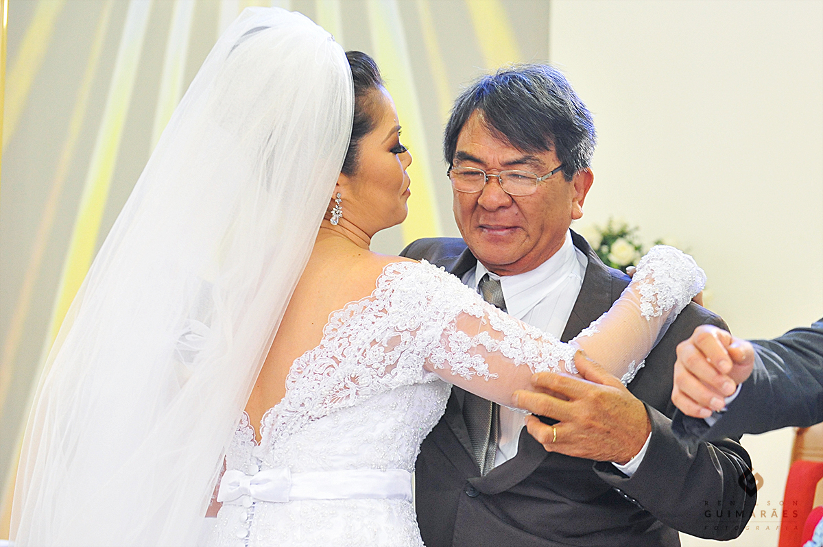 O pai da noiva chorando