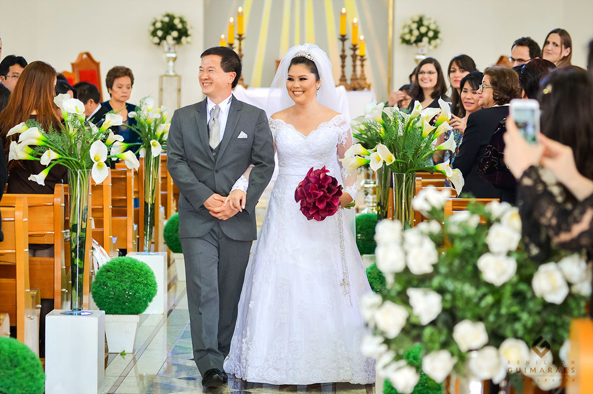 saída dos noivos da igreja sagrada família