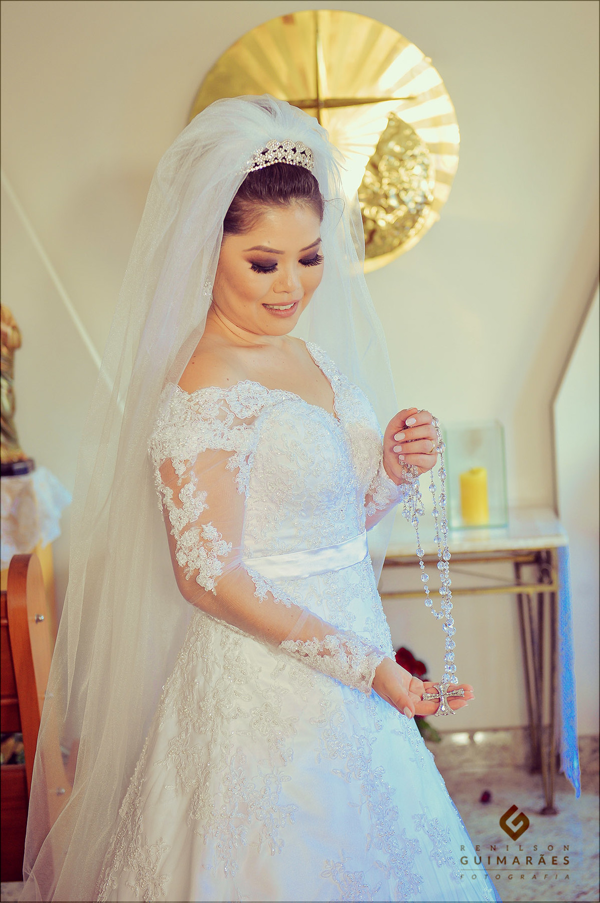 a noiva segurando o rosário