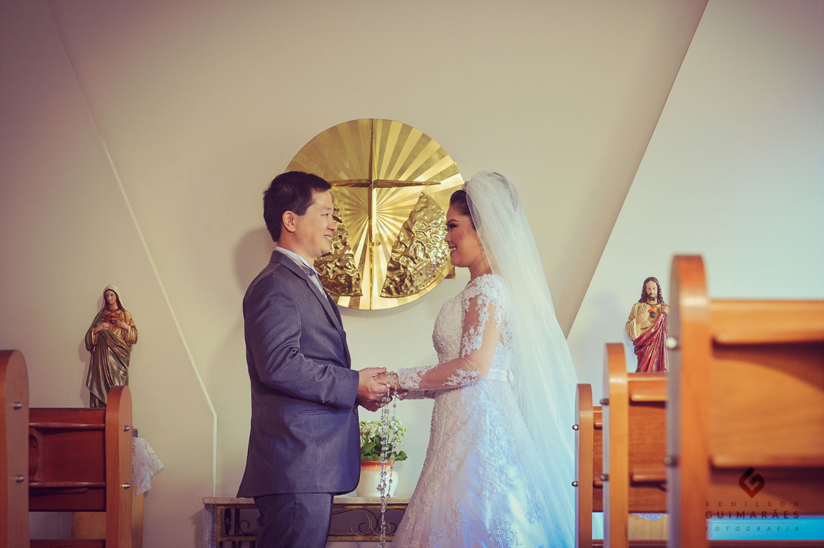 os noivos na capela