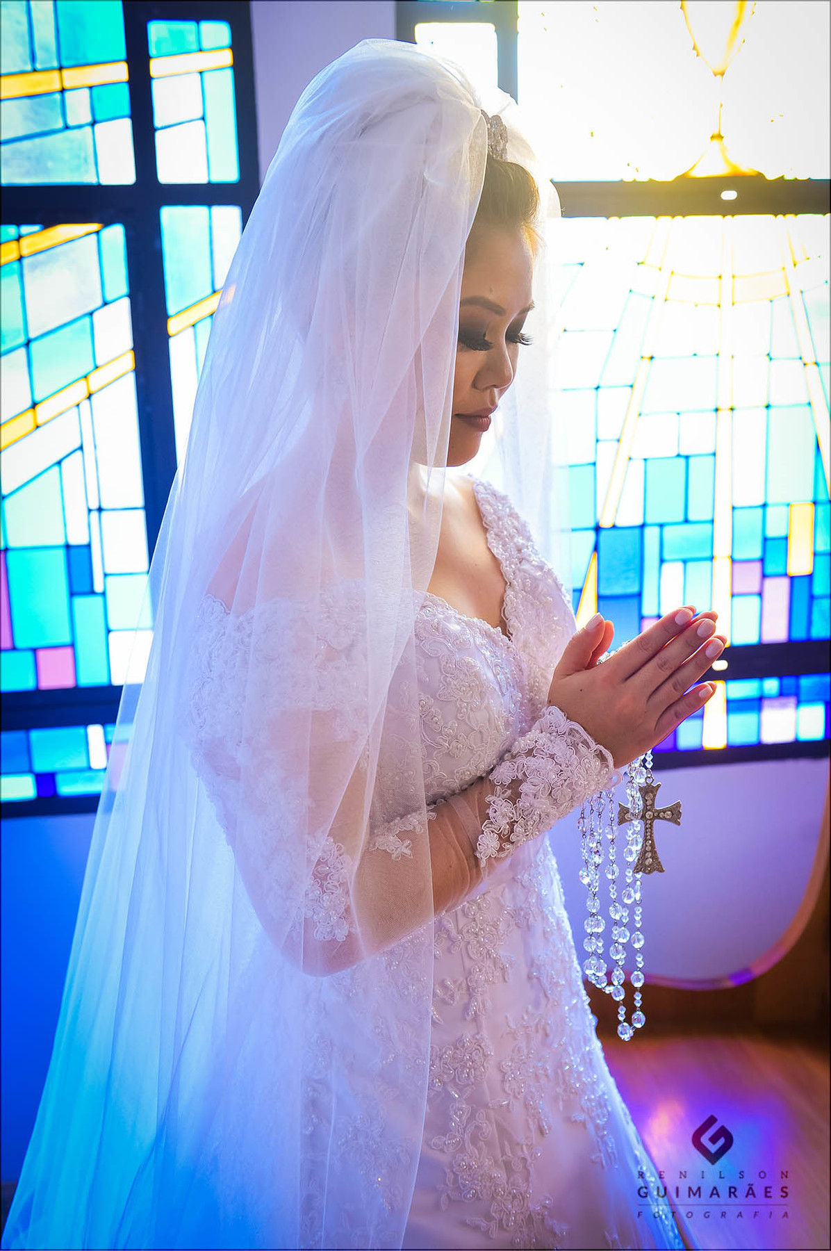 a noiva segurando o rosário, momento de fé