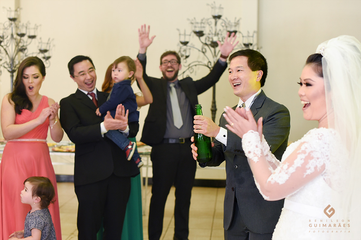 noivo abrindo o espumante