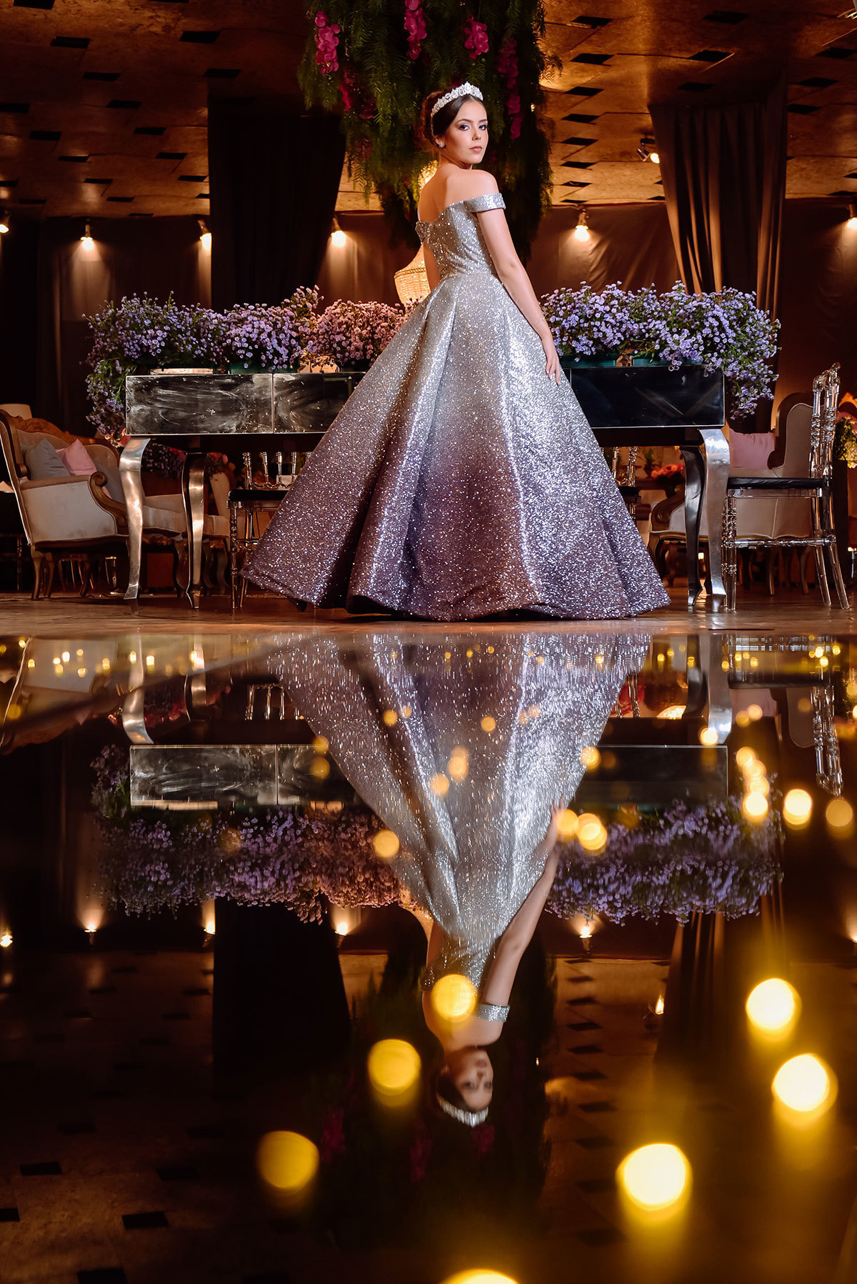 reflexo da debutante na pista de luzinhas