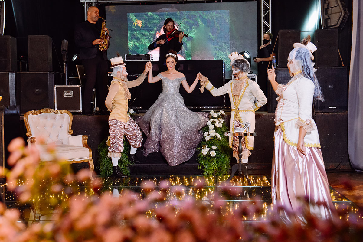 A aniversariante descendo as escadas da festa