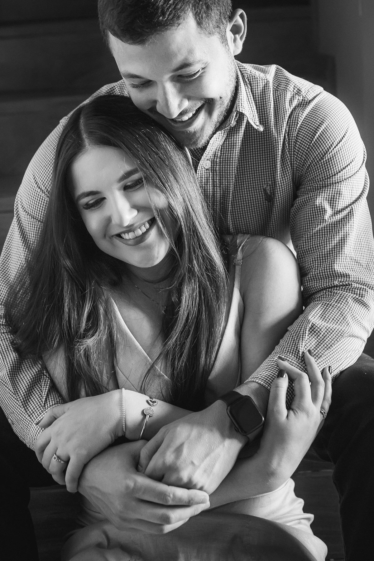 foto do noivo abraçando a noiva