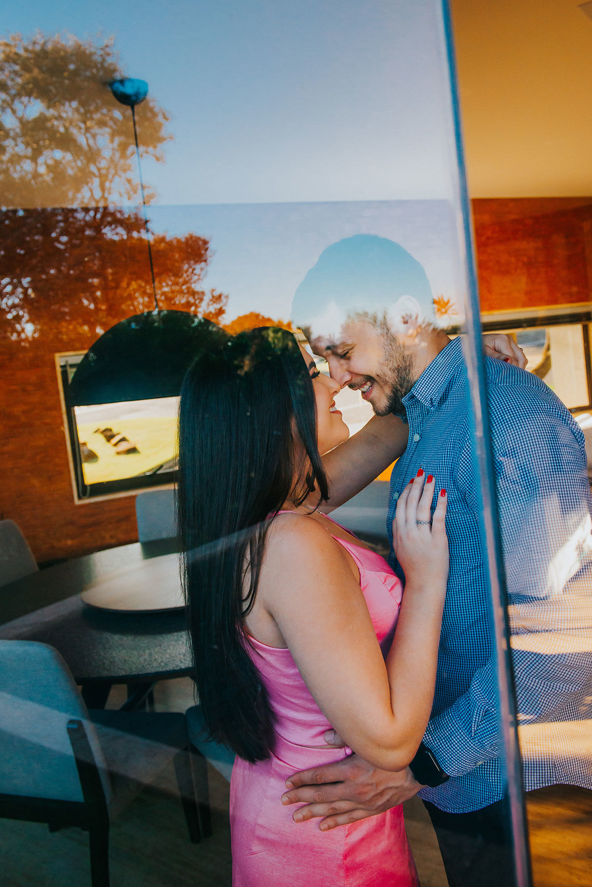 foto dos noivos com reflexo na janela