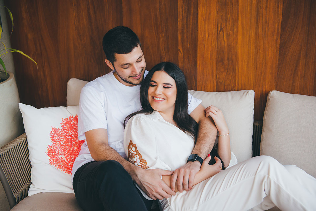 Noivos abraçados no sofá