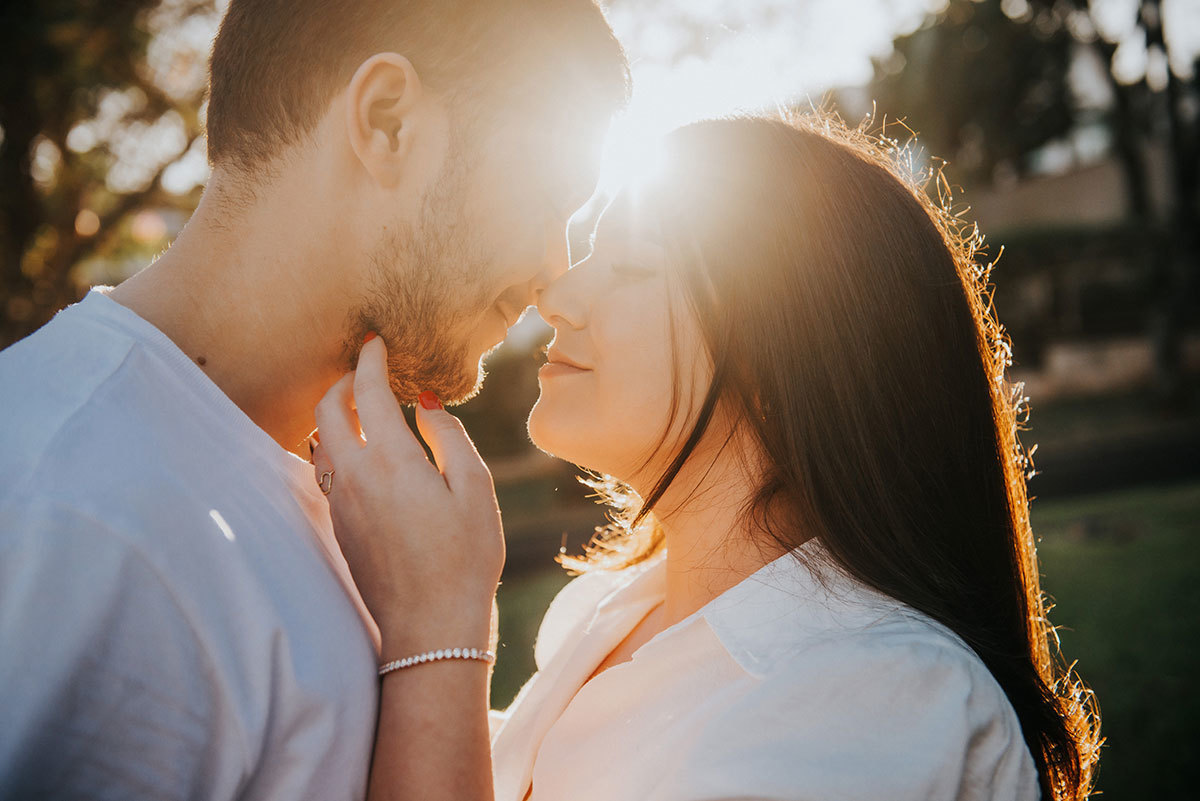 foto no por do sol, brilho nos noivos