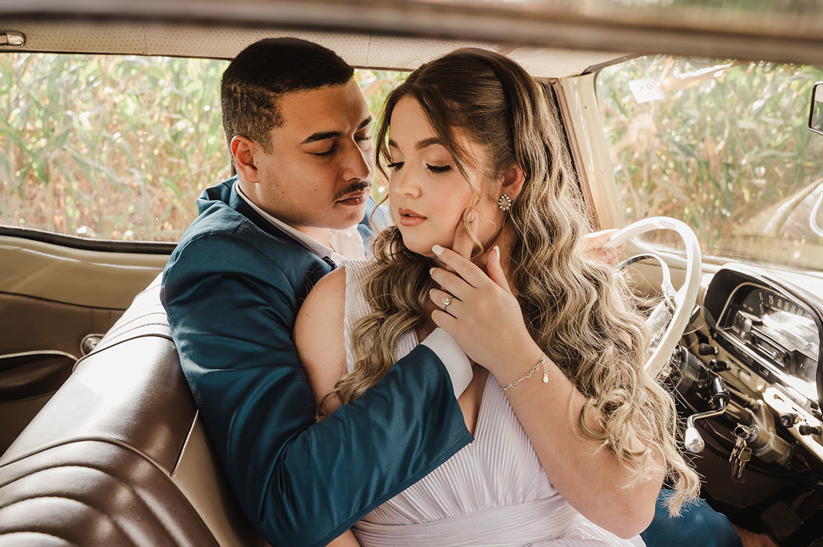 Ensaio do casal em carro antigo