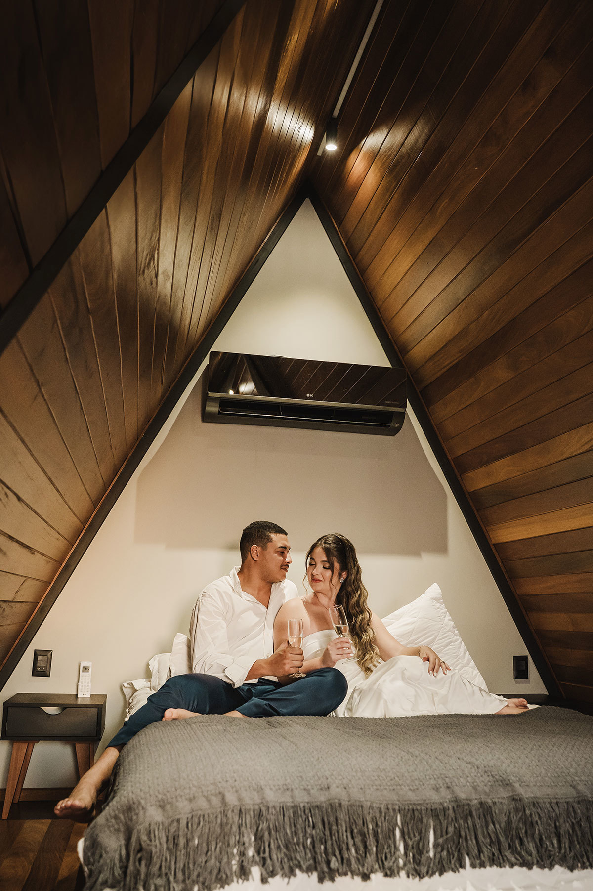 Casal sentado em cima da cama