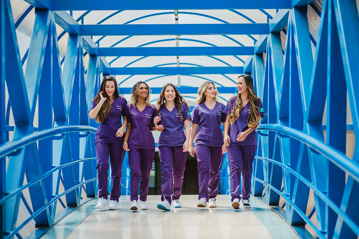 Fotos dos residentes de fisioterapia andando pelo corredor