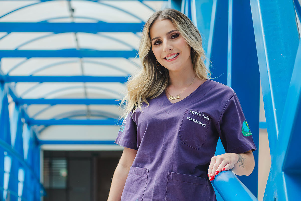 Ensaio de fisioterapia, foto de meio corpo da formanda