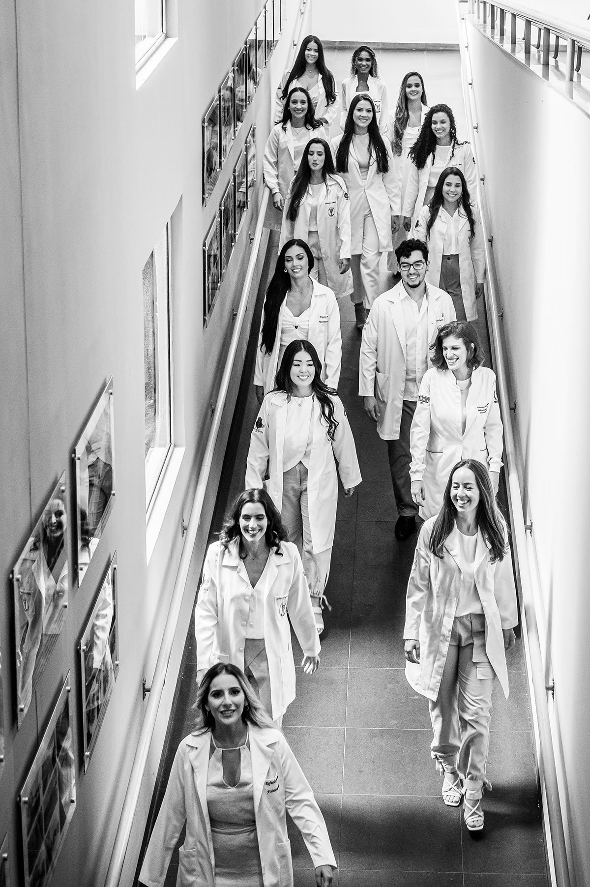 Formandos descendo a rampa do hospital