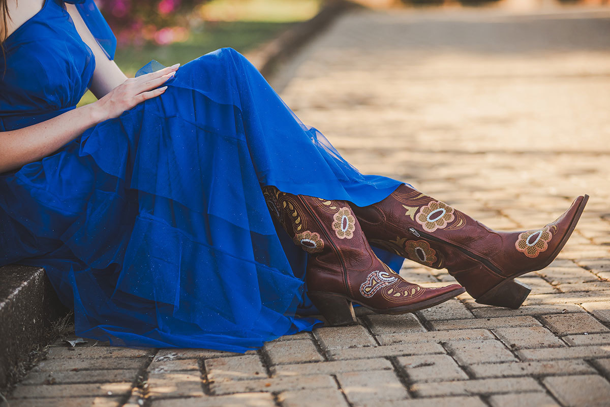 Ela com vestido e botas