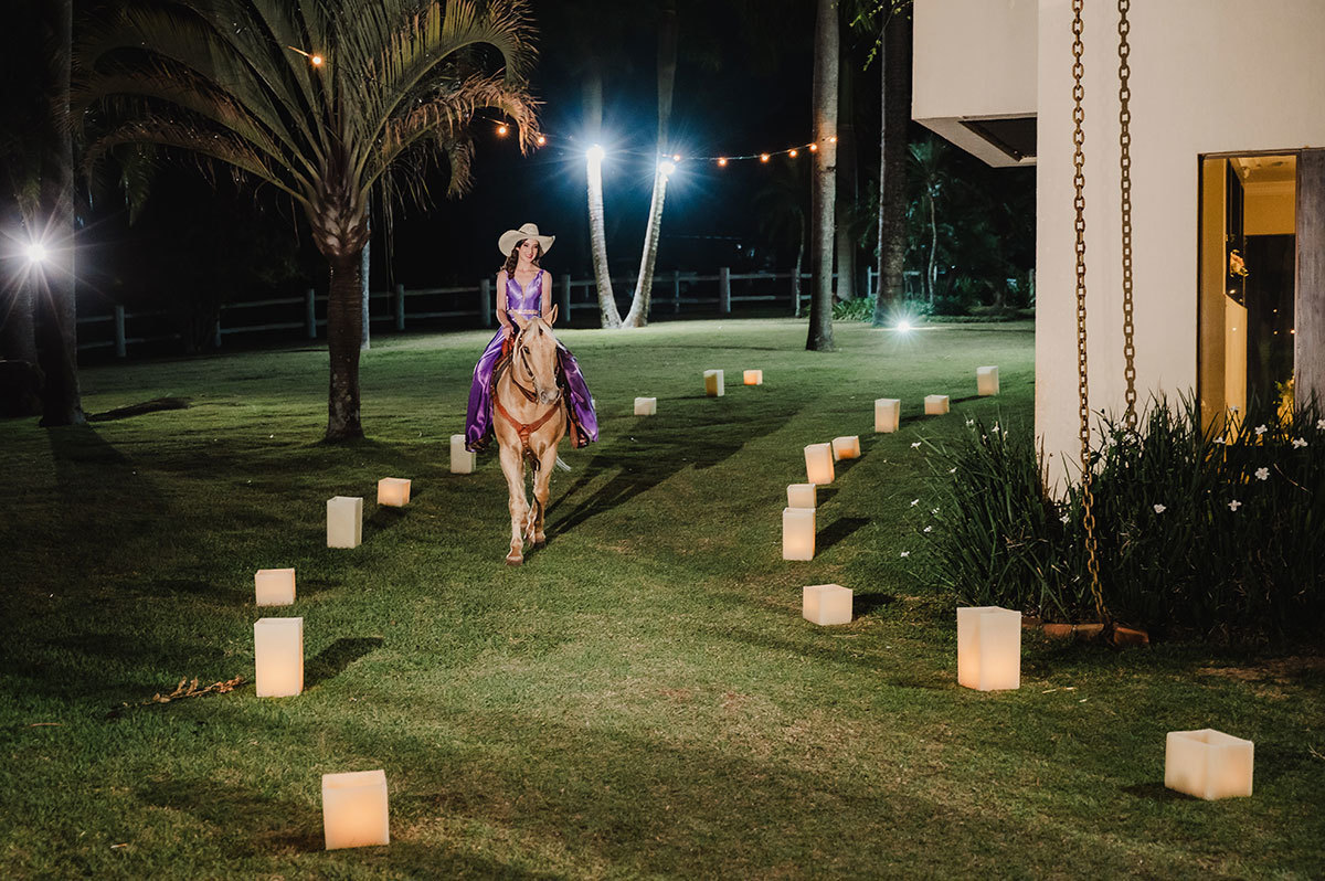 A debutante chegando de cavalo na festa