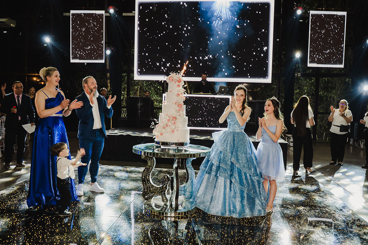 hora do parabéns, todos em volta do bolo